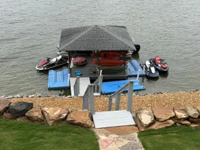 Rocky's Lake House, Exotic Home, Lake Front, deep - Image 3