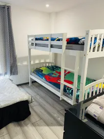 Elegant home near HeathrowAirport fast city access free parking and WiFi - Image 4