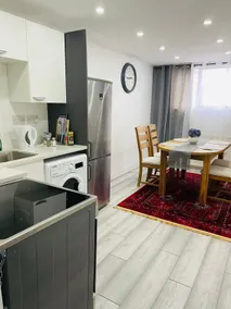 Elegant home near HeathrowAirport fast city access free parking and WiFi - Image 3