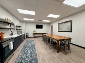 The Junction: Historic 6-Bedroom Apartment - Image 4