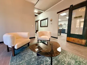 The Junction: Historic 6-Bedroom Apartment - Image 2