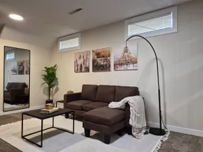 Bright and Cozy Private Suite Near Airport - Image 5