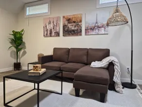 Bright and Cozy Private Suite Near Airport - Image 2
