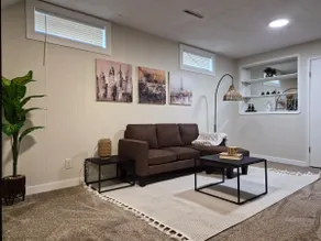 Bright and Cozy Private Suite Near Airport - Image 3