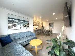 Newly Reno Lux Three Bedroom Apt For 6 - Image 2