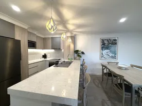 Newly Reno Lux Three Bedroom Apt For 6 - Image 3