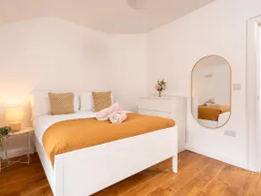 Stylish 3BR Townhouse In The Heart of Belfast with Parking - Image 2