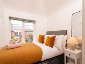 Stylish 3BR Townhouse In The Heart of Belfast with Parking - Image 3