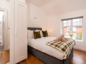 Stylish 3BR Townhouse In The Heart of Belfast with Parking - Image 4