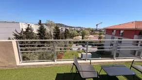 Modern Bright Apartment with Balcony - Image 5