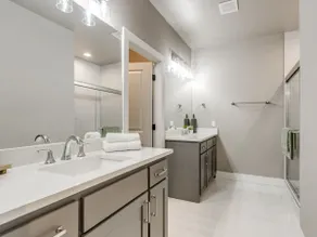3 Private Baths | 3BR | Sleeps 10 | Near Downtown - Image 4