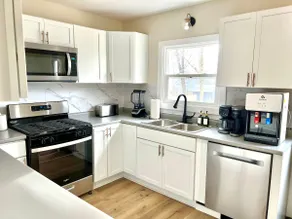 NEW Cozy Rose House —Downtown - Image 3