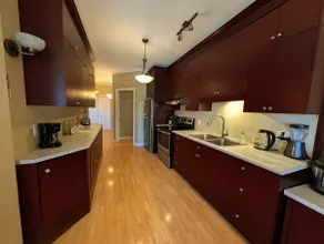 Chic Downtown Suite | Wi-Fi · Workspace · Parking - Image 4