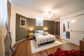 Large Surry Hills Home Sleeps 4 Parking - Image 4