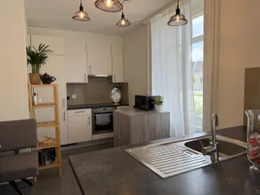 Spacious apartment with private garden & entrance - Image 4