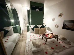 L'Envol · Jacuzzi · Sauna · City View - Image 2