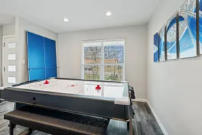 Stylish Central 4BR Sleeps 16 with Tons of Games - Image 3