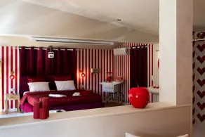 Pomme d'Amour Love Suite Prestige Hot Tub & Movie Theater - Image 4