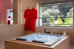 Pomme d'Amour Love Suite Prestige Hot Tub & Movie Theater - Image 2