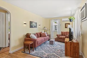 Feel at home in a comfy cottage with garage - Image 3