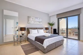 Beachfront Apt with Pool Access - Image 4