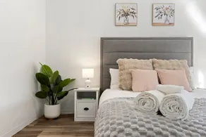 Luxe 2BR, Restaurants, 8 Min to CBD FREE Parking - Image 4