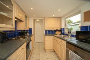 Charming 3 Bedroom House Ascot Parking & WiFi - Image 4