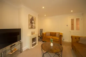 Charming 3 Bedroom House Ascot Parking & WiFi - Image 2