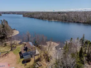 Off-Grid Lakefront | Year-Round Escape - Image 2