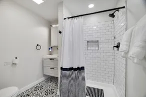 Little Luxe in Scranton - Image 2