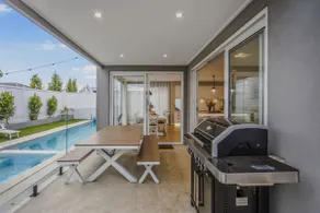 Hamptons in Torquay - 5 bath, Pool & Theatre! - Image 2