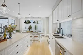 Hamptons in Torquay - 5 bath, Pool & Theatre! - Image 3