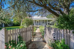 Marianna's Lakeside Cottage - Image 2