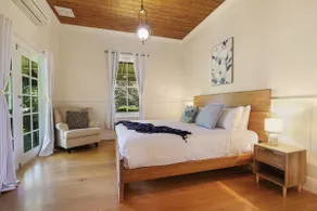 Marianna's Lakeside Cottage - Image 4
