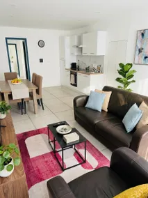 Chic & Cozy - 2 Rooms Ideally Located - Image 3