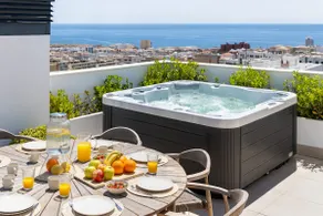 Luxury Penthouse with Jacuzzi, Sea View and Gym - Image 3