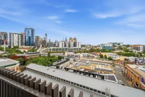2B2B Apt | Eats, Grocery & Bars Right Outside - Image 2