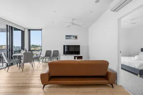 2B2B Apt | Eats, Grocery & Bars Right Outside - Image 4