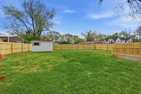 Charming West Main Cottage w/ Private Backyard - Image 3