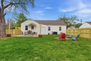 Charming West Main Cottage w/ Private Backyard - Image 5