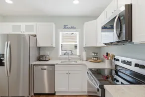 Charming West Main Cottage w/ Private Backyard - Image 4