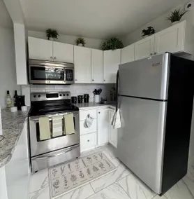 Charming 1BR Getaway | Near Shops, Pool & Beach - Image 4