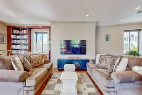Stately 2BR apartment with walls of windows & AC - Image 4