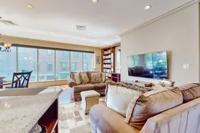 Stately 2BR apartment with walls of windows & AC - Image 5