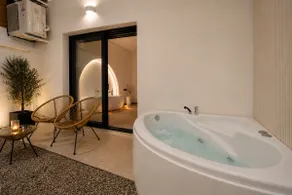 Aelia Suite Romantic Jacuzzi Retreat Private Stay - Image 4