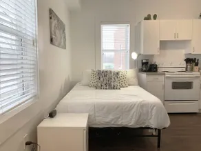 Cozy Studio Perfect for Business Travelers Downtown - Image 4