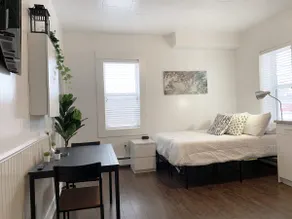Cozy Studio Perfect for Business Travelers Downtown - Image 3
