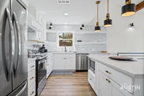 Stylish Lake Travis Stay Mins to The Oasis & More - Image 3