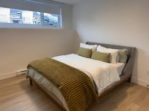 Modern 3 Bed 2 Bath Townhouse - Image 3