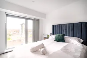 Elegant High Rise Retreat Stylish 2-Bed 2-Bath - Image 2